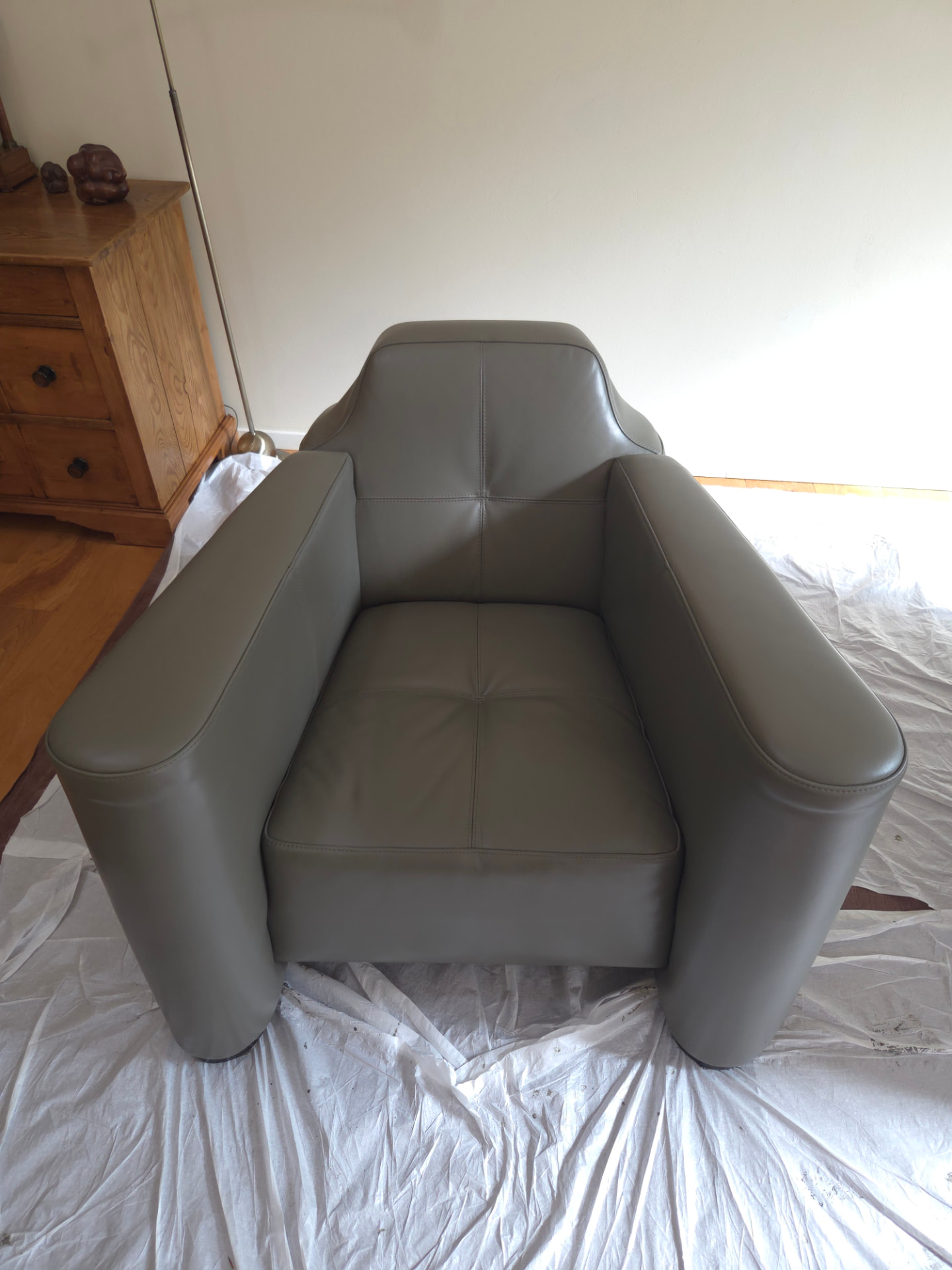 Leren fauteuil opnieuw op kleur gebracht na behandeling